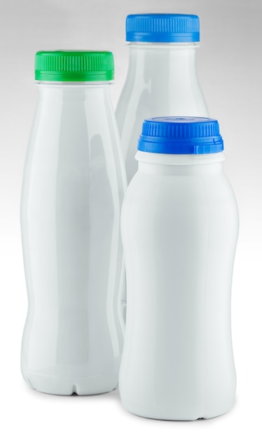 Tre bottiglie bianche con coperchio colorato