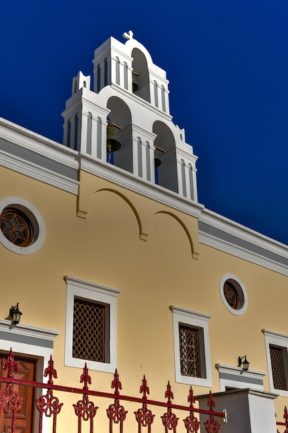 Tre campane di Fira Santorini Grecia ufficialmente conosciuta come La Chiesa Cattolica della Dormizione è una chiesa cattolica greca sull'isola di Santorini