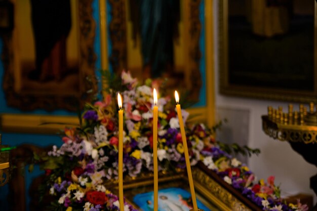 tre candele accese in chiesa