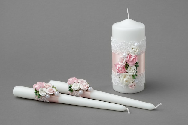 Tre candele decorate con bellissime rose perle nastri di seta rosa e pizzo