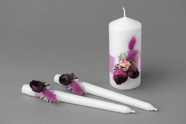 Tre candele decorate con bellissime rose