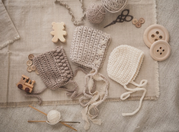 Tre cappelli lavorati a maglia