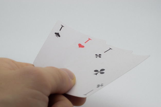 tre carte da gioco in mano