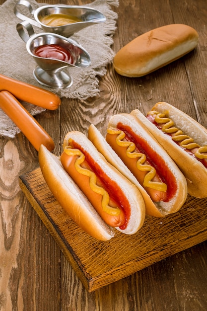 Tre classici hot dog con ketchup e senape