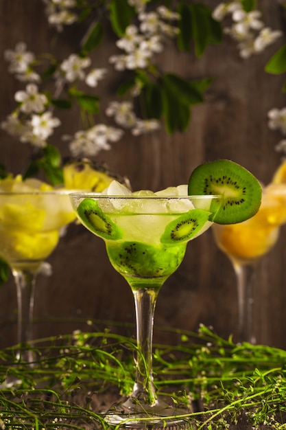 Tre cocktail con ananas, arancia e kiwi