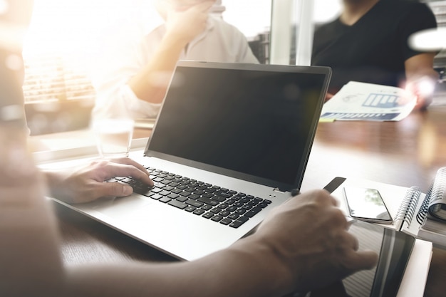 Tre colleghi di lavoro si incontrano in ufficio