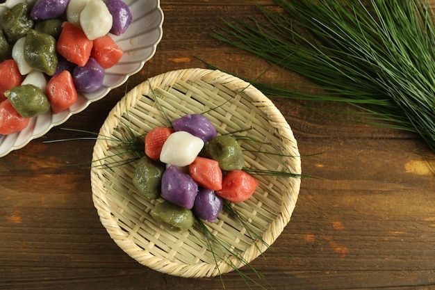 Tre colori di cibo coreano Songpyeon, torta di riso ripiena di miele