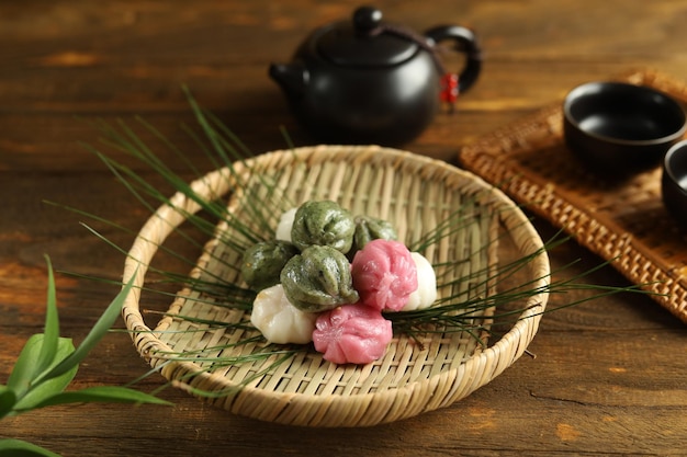 Tre colori di cibo coreano Songpyeon, torta di riso ripiena di miele