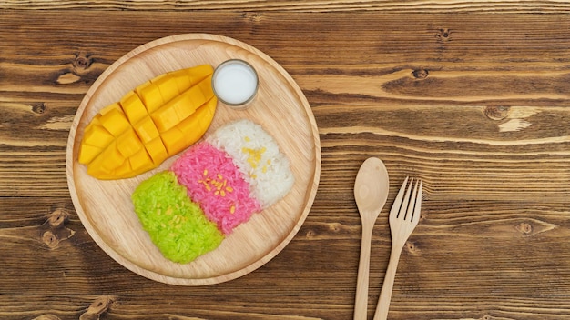 Tre colori di riso appiccicoso e mango maturo Dessert tailandese