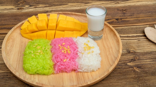 Tre colori di riso appiccicoso e mango maturo Dessert tailandese