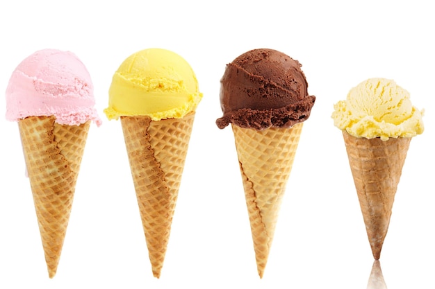 Tre coni di gelato colorati diagonali isolati su sfondo bianco