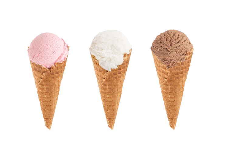 Foto tre coni di gelato diverso isolati su sfondo bianco