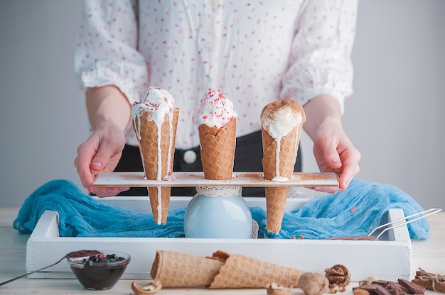 Tre coni gelato su una superficie di legno