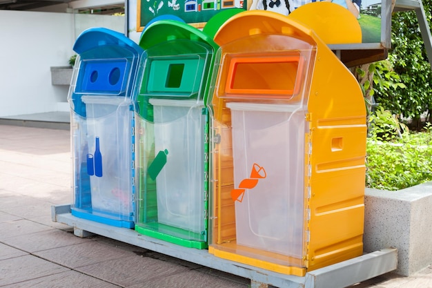 Tre contenitori di riciclo per vetro plastica altro