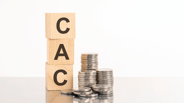 Tre cubi di legno con lettere CAC su tavolo bianco concetto aziendale CAC abbreviazione di costo di acquisizione del cliente