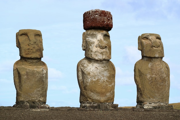 Tre delle quindici enormi statue Moai di Ahu Tongariki sull'isola di Pasqua, Cile