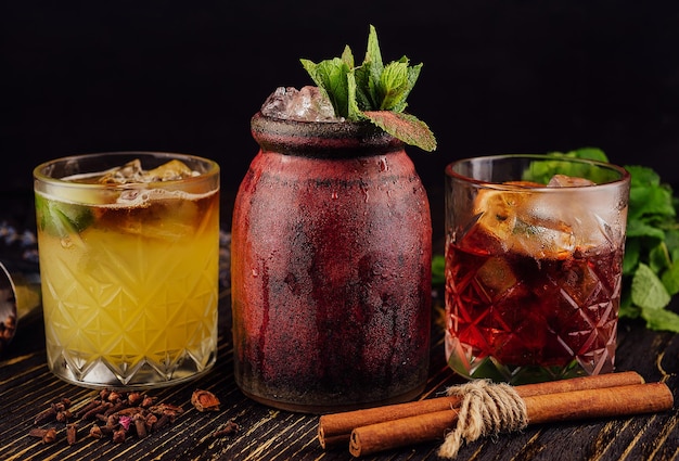 Tre diversi cocktail alcolici con bicchieri vecchio stile