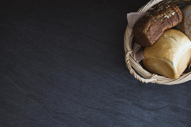 Tre diversi tipi di pane in un cesto di vimini