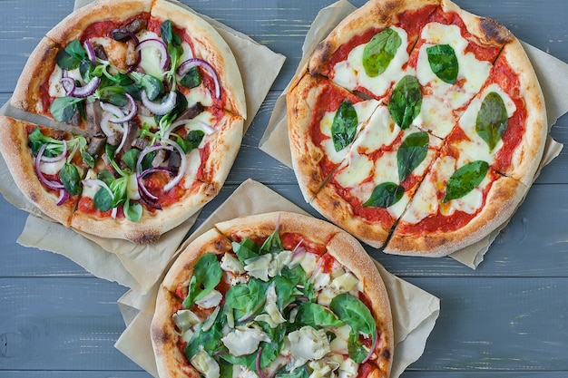 Tre diversi tipi di pizze.