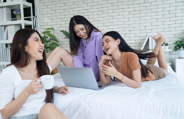 tre donne asiatiche in camera da letto