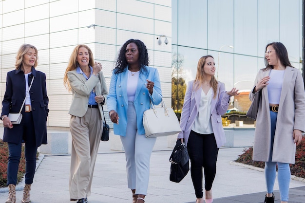 Tre donne camminano davanti a un edificio