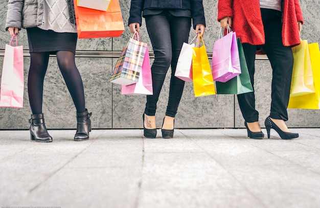 Tre donne con molte borse della spesa