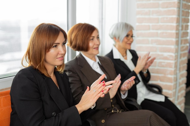 tre donne d'affari di successo che battono le mani