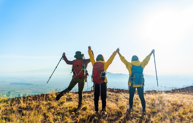 Tre donne in cima alla montagna