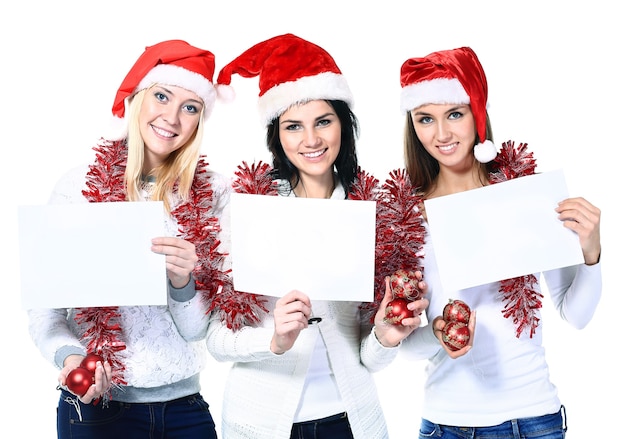 tre donne in costumi di Babbo Natale con poster in bianco