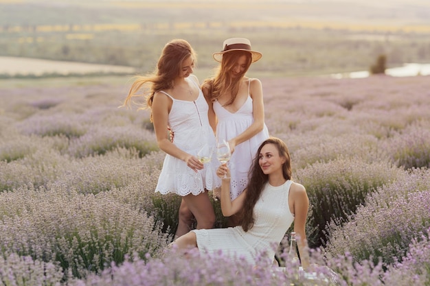 Tre donne in un campo di lavanda