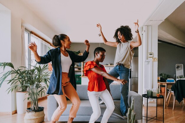 Tre donne ispaniche e nere di razza mista che si legano a casa