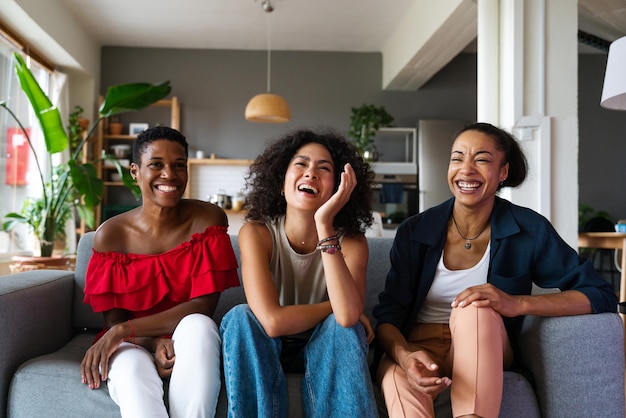 Tre donne ispaniche e nere di razza mista che si legano a casa