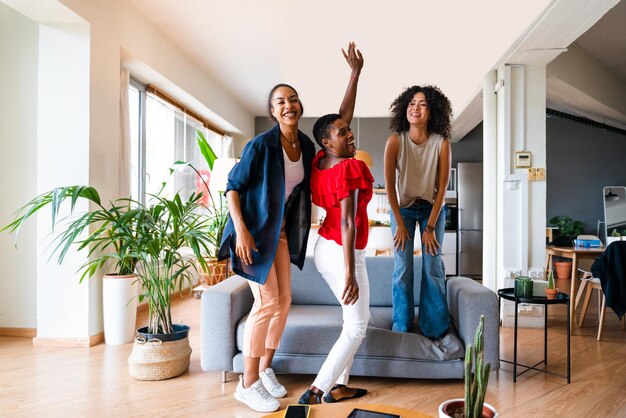 Tre donne ispaniche e nere di razza mista che si legano a casa