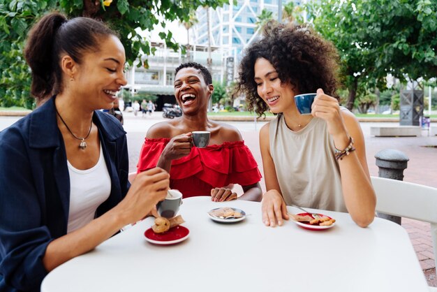 Tre donne ispaniche e nere di razza mista che si uniscono all'aperto