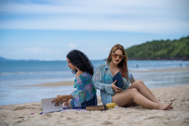 Tre donne LGBT Relazione vacanze estive sulla spiaggia.