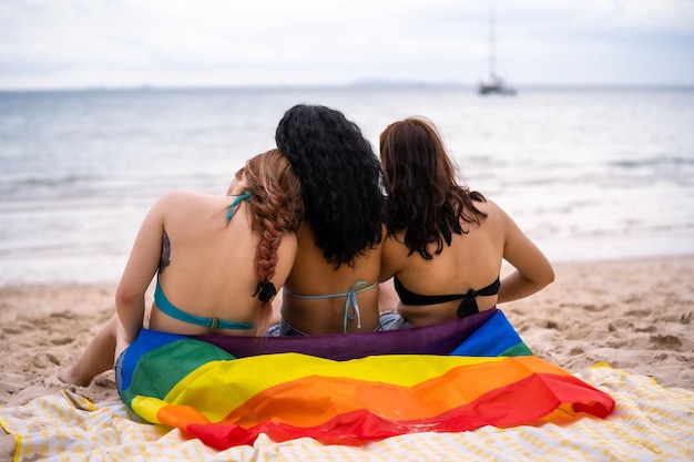 Tre donne LGBT Relazione vacanze estive sulla spiaggia.