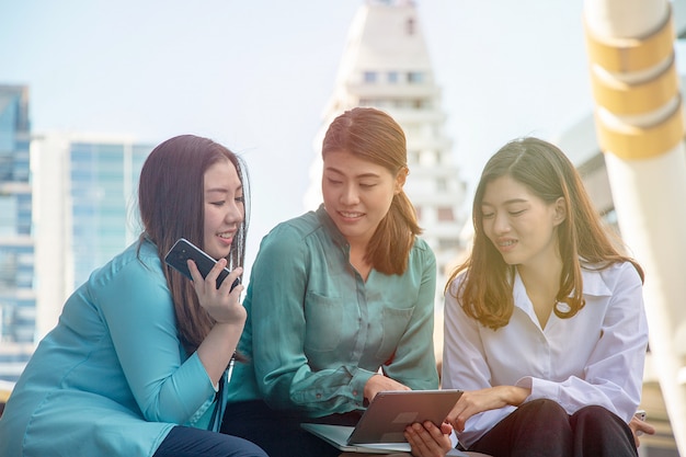 Tre donne stanno lavorando insieme