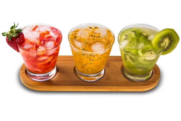 Tre drink a base di Caipirinha al frutto della passione, fragola e kiwi