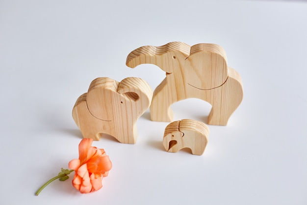 Tre elefanti in legno realizzati da un puzzle. hobby domestico