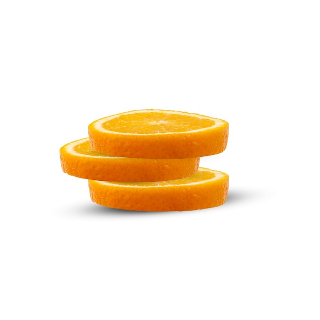 Tre fette di arance isolate su sfondo bianco
