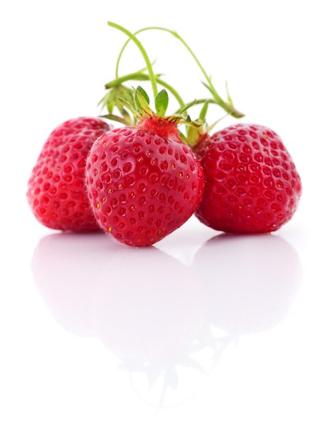 Tre fragole rosse isolate su sfondo bianco