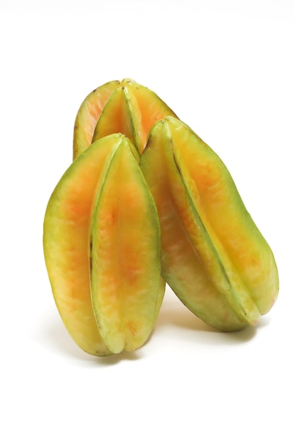 Tre frutta di stella organica fresca deliziosa isolata su un fondo bianco