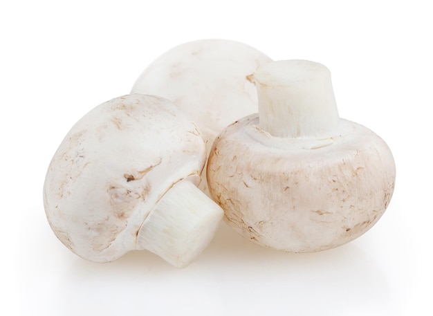 Tre funghi champignon isolati su sfondo bianco con tracciato di ritaglio