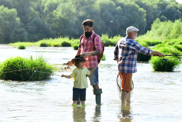 Tre generazioni di nonno, padre e figlio adolescente, nonno e padre con carini c...