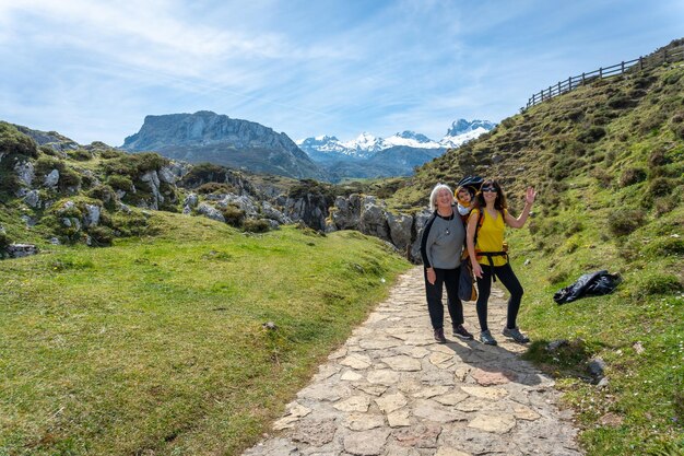 Tre generazioni in cammino verso i laghi di Covadonga Asturias Spagna