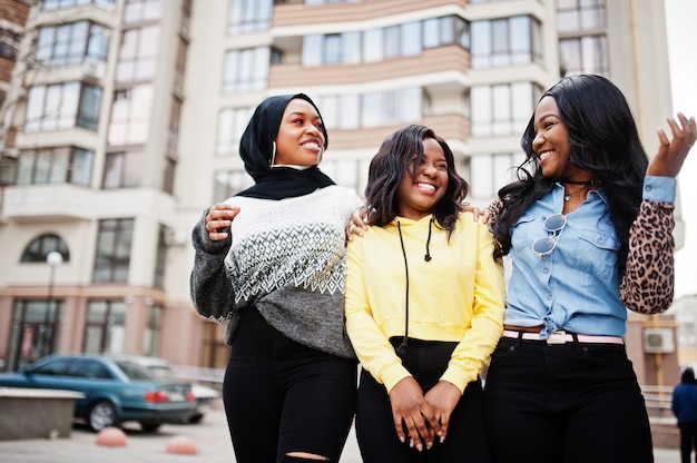 Tre giovani amiche afroamericane del college trascorrono del tempo insieme.