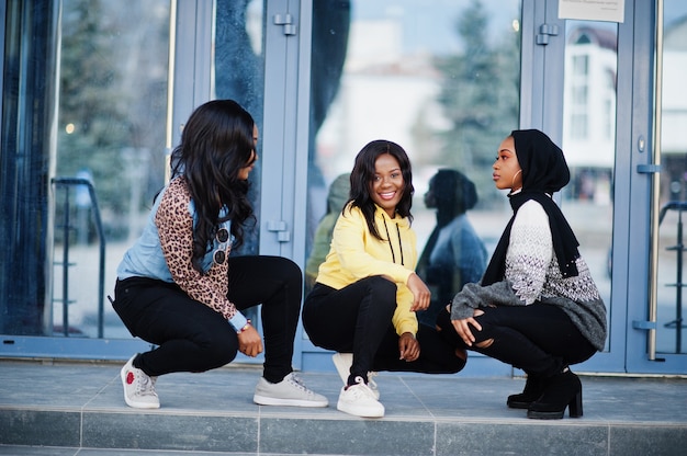 Tre giovani amiche afroamericane del college trascorrono del tempo insieme.