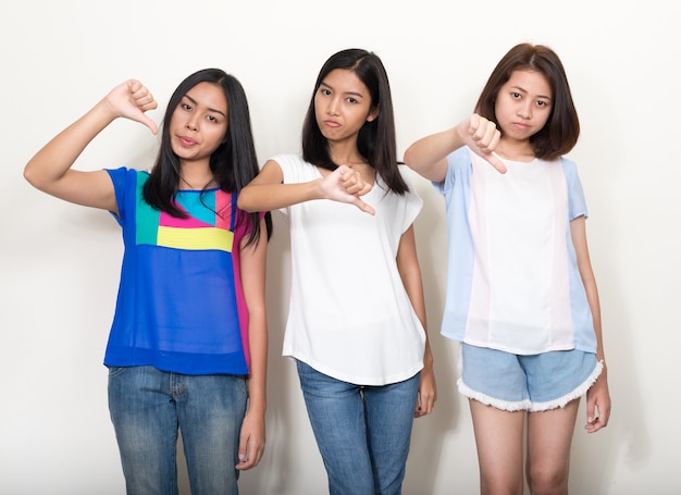 tre giovani belle ragazze adolescenti asiatiche bianche