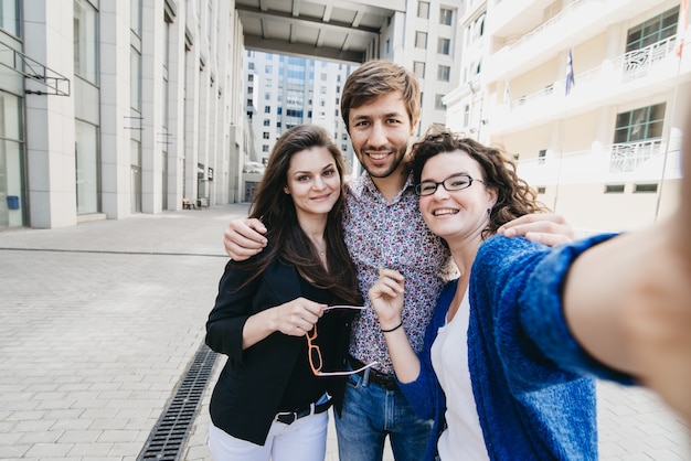 Tre giovani che fanno selfie