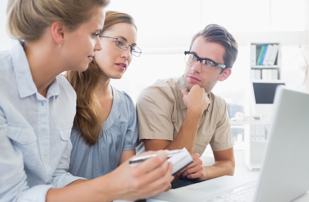 Tre giovani che lavorano al computer